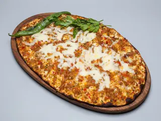 Lahmacun z mozzarellą