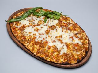 Lahmacun z mozzarellą