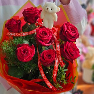 Róże z misiem-bukiet romantyczny