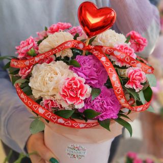 Flowerbox z goździkami i sercem z czerwona wstążką