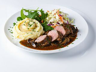 Polędwica wieprzowa w sosie borowikowym zestaw