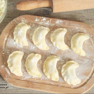 pierogi z kurczakiem, pieczarkami i serem