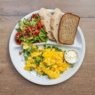 Jajecznica z 3 jaj z kiełbasą