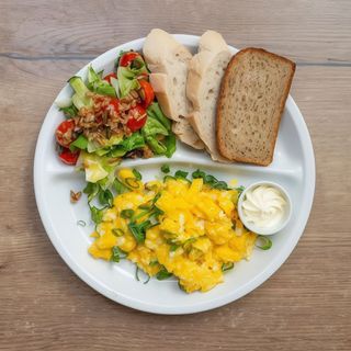 Jajecznica z 5 jaj z kiełbasą