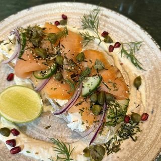 Grzanka z wędzonym łososiem