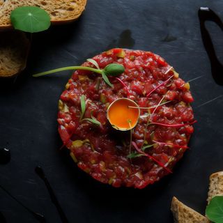 Tatar staropolski z jajeczkiem i pieczywem