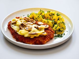 Kotlet schabowy z pieczarkami i serem