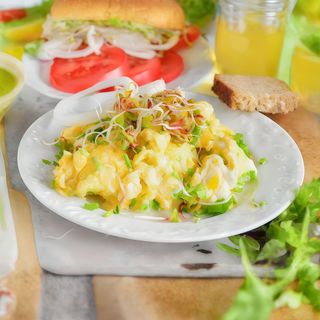 Jajecznica z boczkiem z 4 jajek na maśle z pieczywem