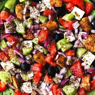 Sałatka Grecka z dipem i grzankami