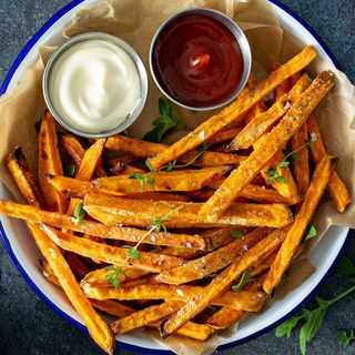 Frytki z batatów około 150/200 gram z dipem