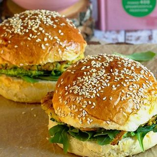 Burger VEGE z suszonymi pomidorami w zestawie