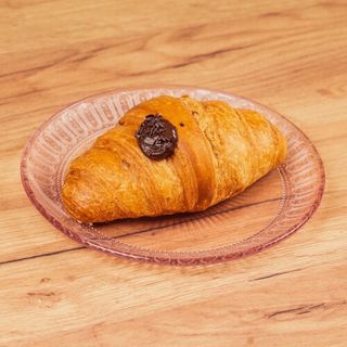 Croissant z białą czekoladą i malinami