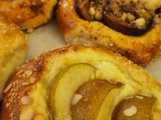 Drożdżówka z serem i owocami