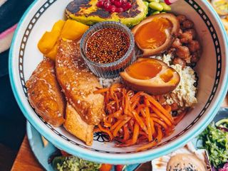 Peruwiański bowl z ryżem kokosowym