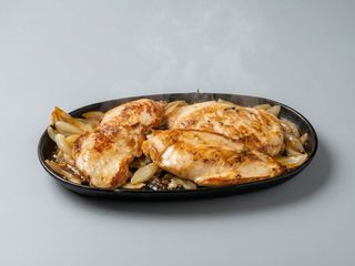 Polędwica grill z frytki i sos czosnkowy