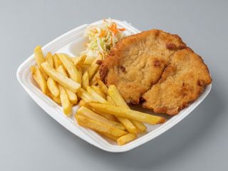 Kotlet drobiowy z frytki i surówka