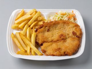 Kotlet schabowy z frytki i surówka