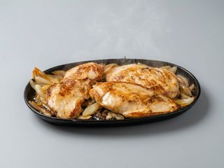 Grillowana pierś z kurczaka z frytki i sos czosnkowy