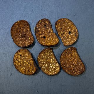  Kromki smażonego chleba ze słonecznikiem i czosnkiem 100 g