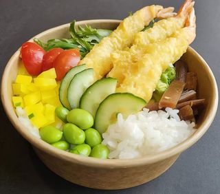 Bowl krewetki w tempurze.