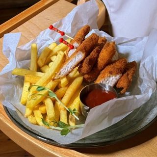 Stripsy z kurczaka z frytkami i ketchupem