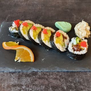 Futomaki pieczony łosoś - 6 szt.