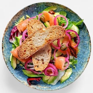 Sałata z łososiem wędzonym 