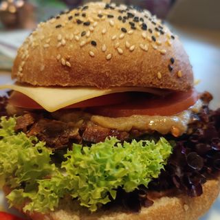Domowy Burger z Rostbefem