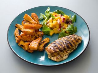 Pierś z kurczaka z grilla ziemniaki,surówka +zupa