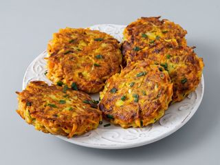 Placuszki z cukinii,sos ziołowy,mix sałat