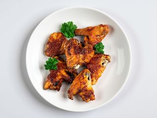 Skrzydełka z kurczaka lekko pikantne + sos ziołowy