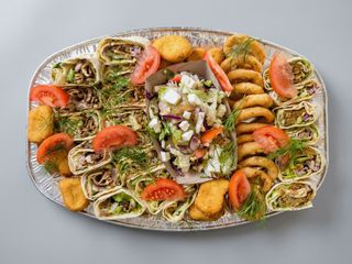 Zestaw przekąsek Rollo, nuggetsy, krążki cebulowe, sałatka z serem fetą. 