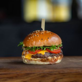 Burger classic + frytki gratis!