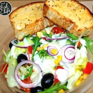 Sałatka feta z kawałkiem pieczywa czosnkowego