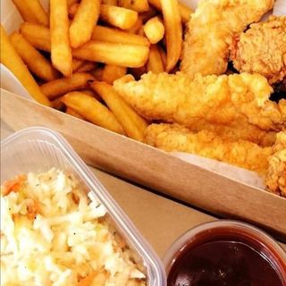 3x strips, frytki, surówka, sos