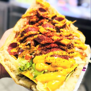 Kebab w bułce z serem