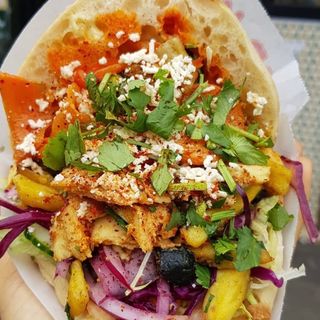 Kebab w bułce z frytkami