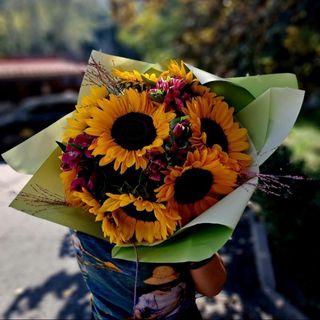 Bukiet kwiatów polnych ze słonecznikami. 