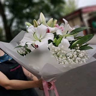 Bukiet lilii z dodatkami