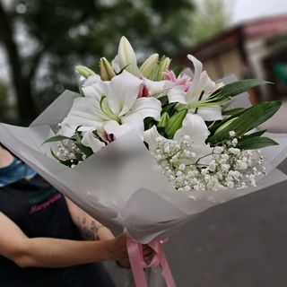 Bukiet lilii z dodatkami