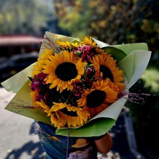 Bukiet kwiatów polnych ze słonecznikami. 