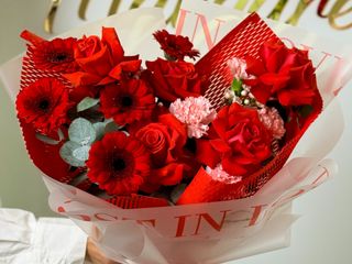 Bukiet z dominacją czerwonych kwiatów