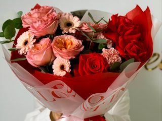 Bukiet z różowych i czerwonych kwiatów