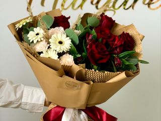 Bukiet z czerwonych róż i białych gerber