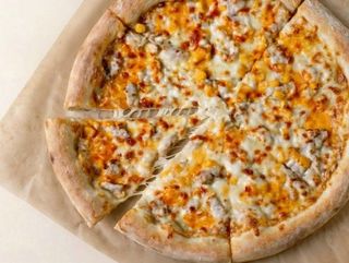 CHICKEN & CHEDDAR PIZZA