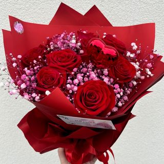 Czerwone róże z różową gipsówka