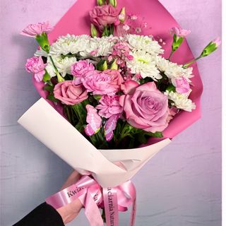 Mały bukiet kwiatów mieszanych