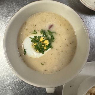 Żurek z jajkiem i kiełbasą