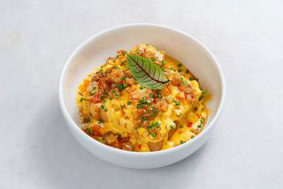 Brioche ze scremblem i sosem serowym