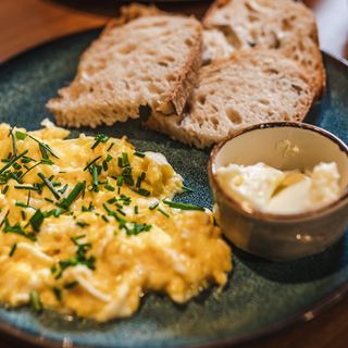 JAJECZNICA Z 3 JAJEK NA MAŚLE